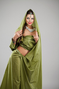 年轻漂亮的女人，穿着印度绿色
