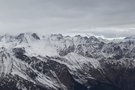 美丽的景色山滑雪场 Dombay