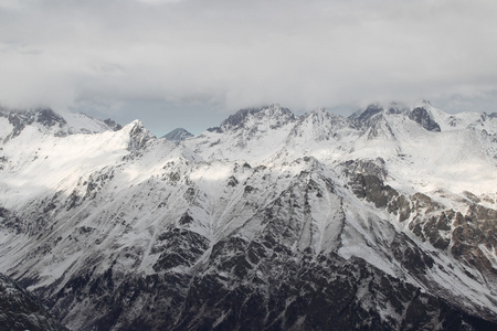 美丽的景色山滑雪场 Dombay