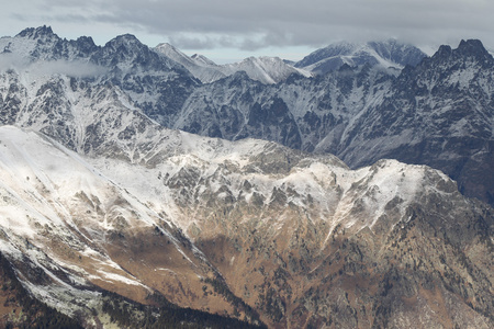 美丽的景色山滑雪场 Dombay