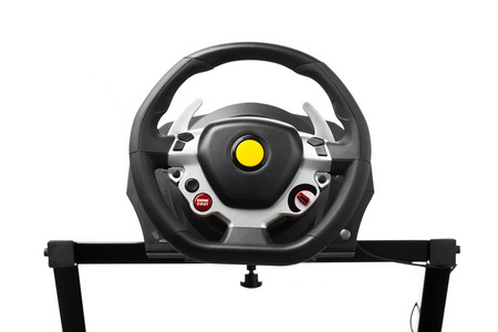 赛车方向盘驾驶模拟器，白色衬底上分离的计算机