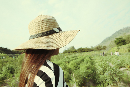 幸福的女人，戴着帽子的夏日