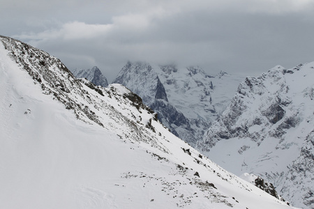 美丽的景色山滑雪场 Dombay