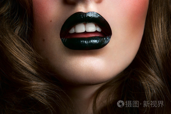 女孩与黑色的嘴唇和洁白的牙齿