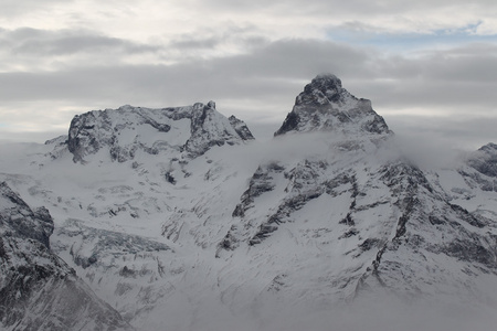 美丽的景色山滑雪场 Dombay