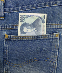 在牛仔裤的口袋里日元 1000 日元