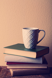 旧书和杯咖啡桌上