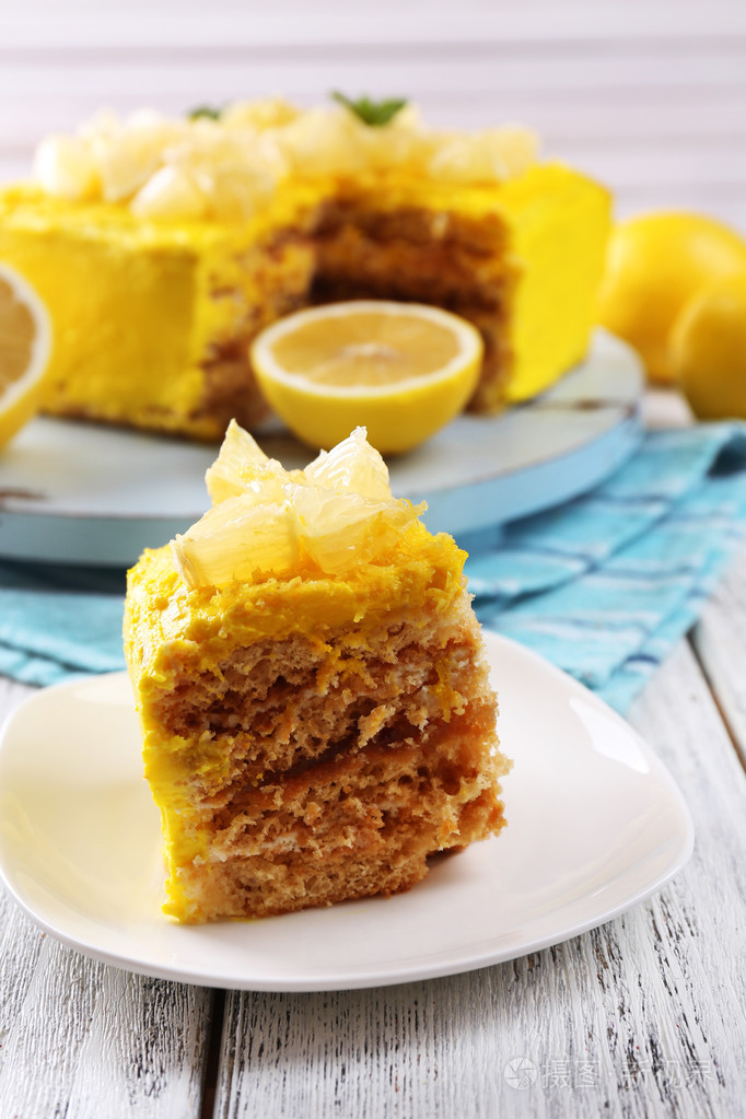 在木桌上的美味柠檬甜点