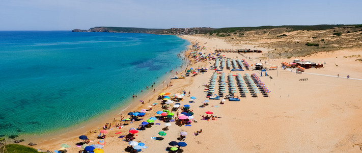 在撒丁岛的拥挤的海滩