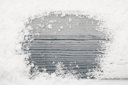 在雪地里，黑白的木纹理
