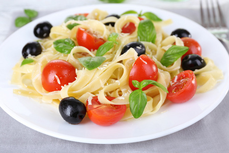 意大利面配番茄 橄榄和罗勒叶对板特写