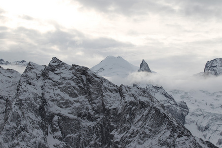 美丽的景色山滑雪场 Dombay