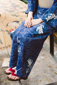 木屐的方式穿和服和木屐鞋照片