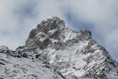 美丽的景色山滑雪场 Dombay