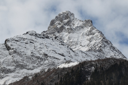 美丽的景色山滑雪场 Dombay