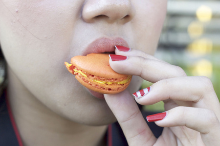 女人吃美味法国蛋白杏仁饼干图片