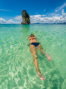 美丽的女人浮潜泰国甲米