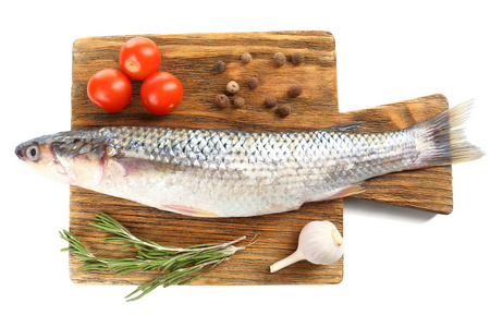 新鲜的鱼上切割板 食品配料上白色孤立