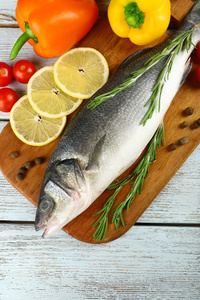 新鲜的鱼和食品成分表上