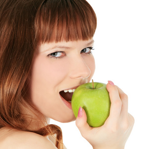 女人吃青苹果孤立在白色的背景