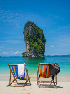 坐在椅子上美丽的海滩