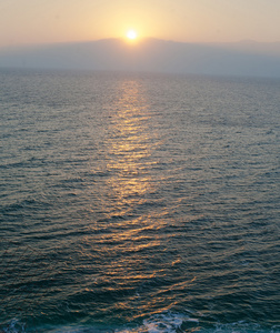日出在死海