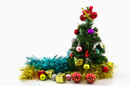与多彩装饰品圣诞树