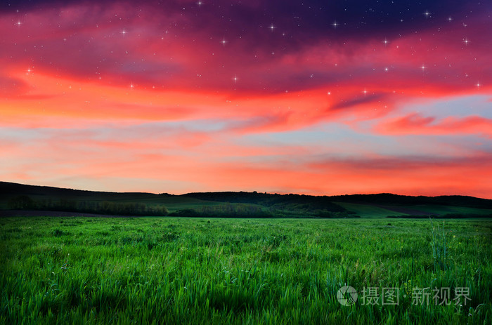 美丽的夜晚场和满天星辰
