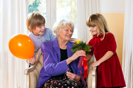 奶奶从大孩子收到花照片