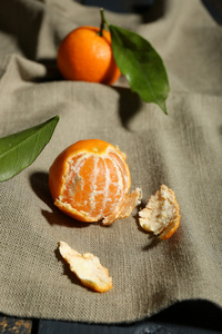 多汁的橘子与桌布上的叶子
