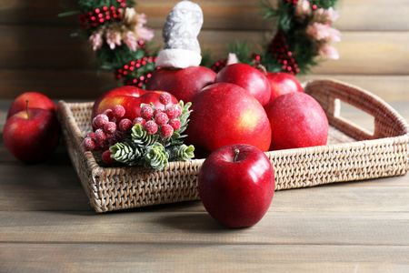 圣诞木制的桌子上的苹果