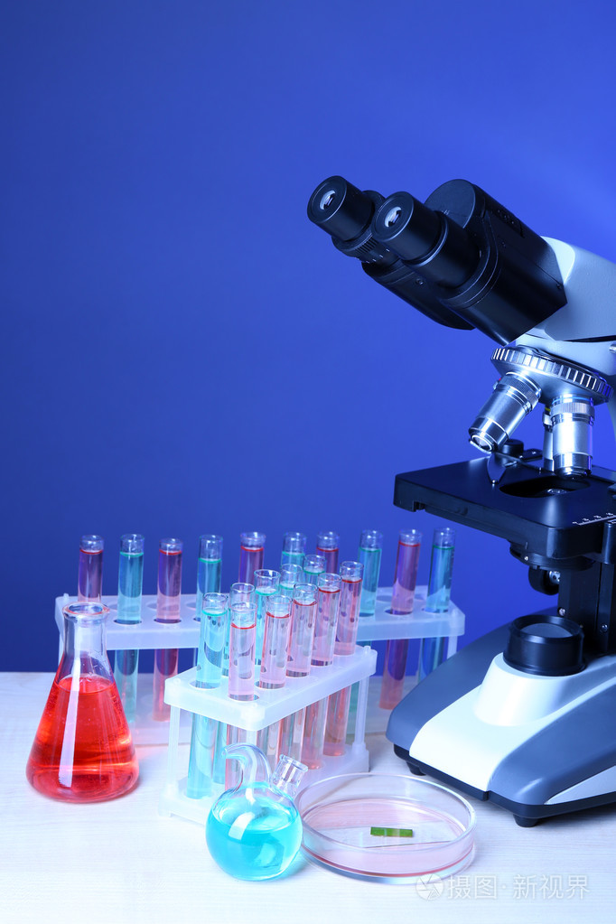 显微镜和试管上颜色背景表格