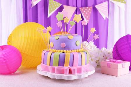在明亮的背景上桌上美味的生日蛋糕