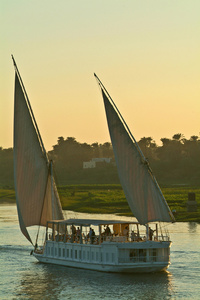 埃及，尼罗河谷，游船在尼罗河上
