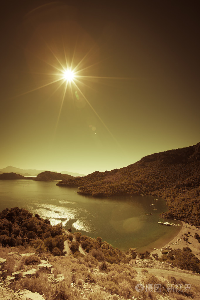 早晨的太阳照耀着海湾.土耳其.有色