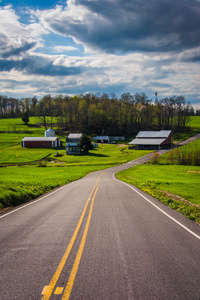 沿着一条乡间小路在农村约克县，宾夕法尼亚州的农场