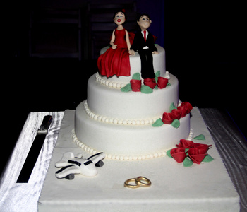 订婚夫妇在婚礼蛋糕