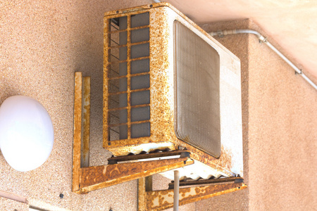 老空调空调装置和生锈的老照片