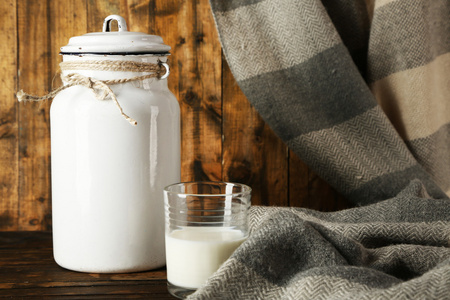 牛奶可以和玻璃瓶上仿古木制背景
