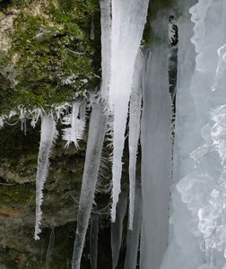 冰冻的瀑布冰柱