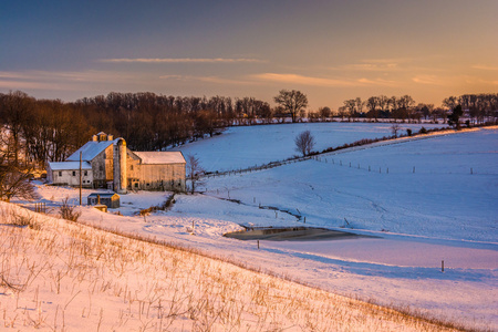 雪覆盖在农村纽约县，宾夕法尼亚农场的谷仓的视图