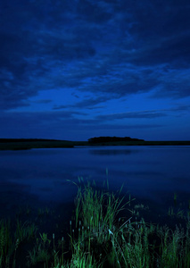 晚上湖上图片