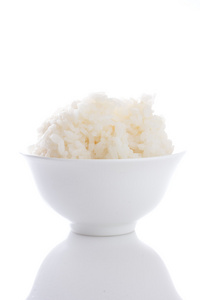 粒中孤立在白色背景上一碗米