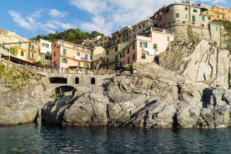 manarola 村，岩石和海上日落时。意大利五渔村