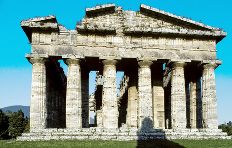 古典希腊神庙遗址古城帕埃斯图姆，意大利