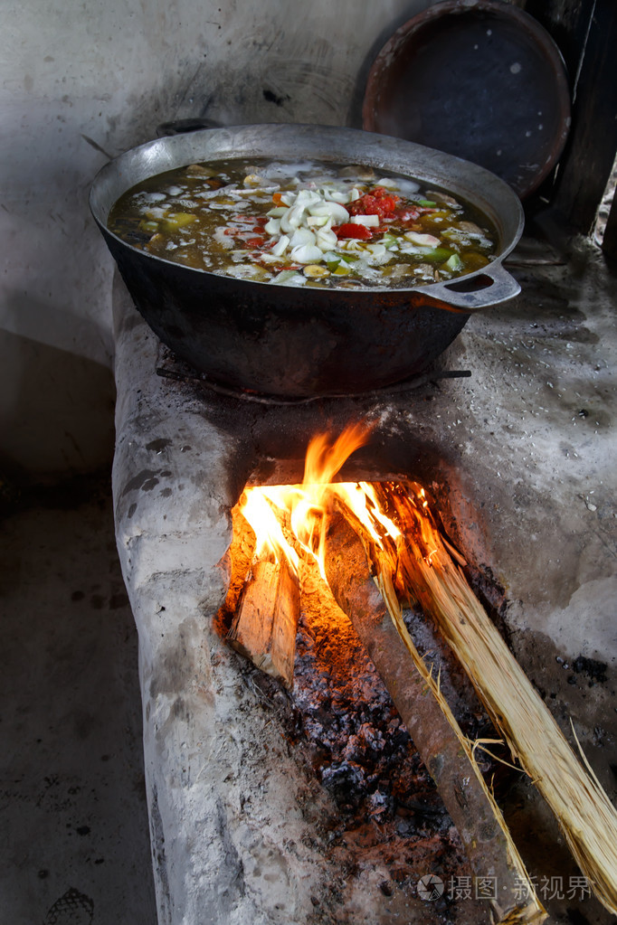 食物在和老传统木生火做饭用锅