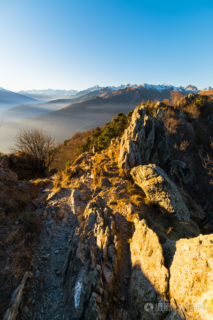 高高在阿尔卑斯山的日落