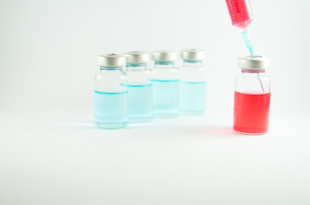 红色的液体在注射器和小瓶