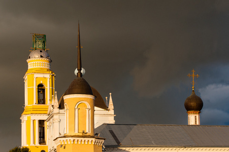 科洛姆纳克里姆林宫的教堂广场大厦的合奏。科洛姆纳。俄罗斯