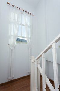 在现代家庭中的白色窗帘窗口